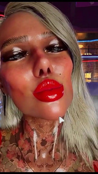 Bimbo tatouée à forte poitrine baisée en disco