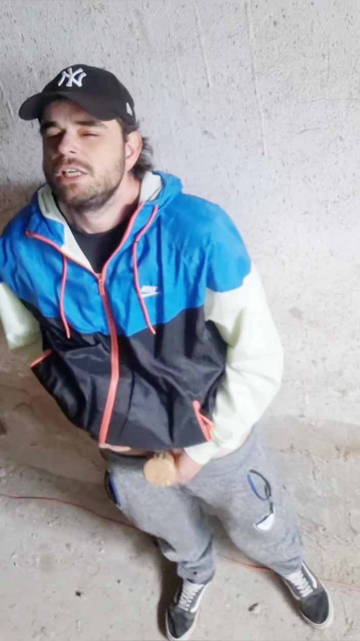 jerkofflover: Ik in Een Verlaten Gebouw Waar Ik Ga Masturberen