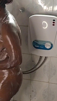 Elle se masturbe la chatte dans la salle de bain