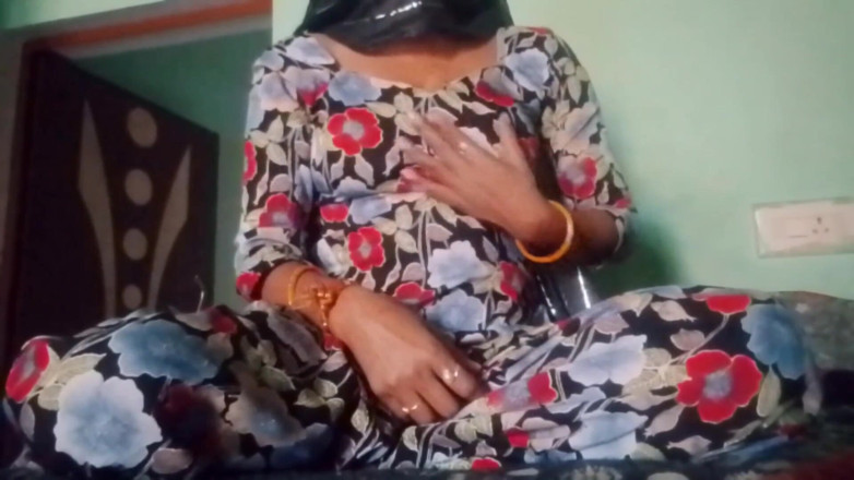 Divaya pussy: 집에서 따먹히는 혼자 소녀 큰 당근