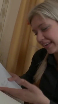 애널 섹스를 좋아하는 섹시한 금발 십대