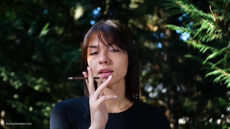 Russian Smokers: Сладкая Чувственная Русская Красотка Курит Сигарету На Улице