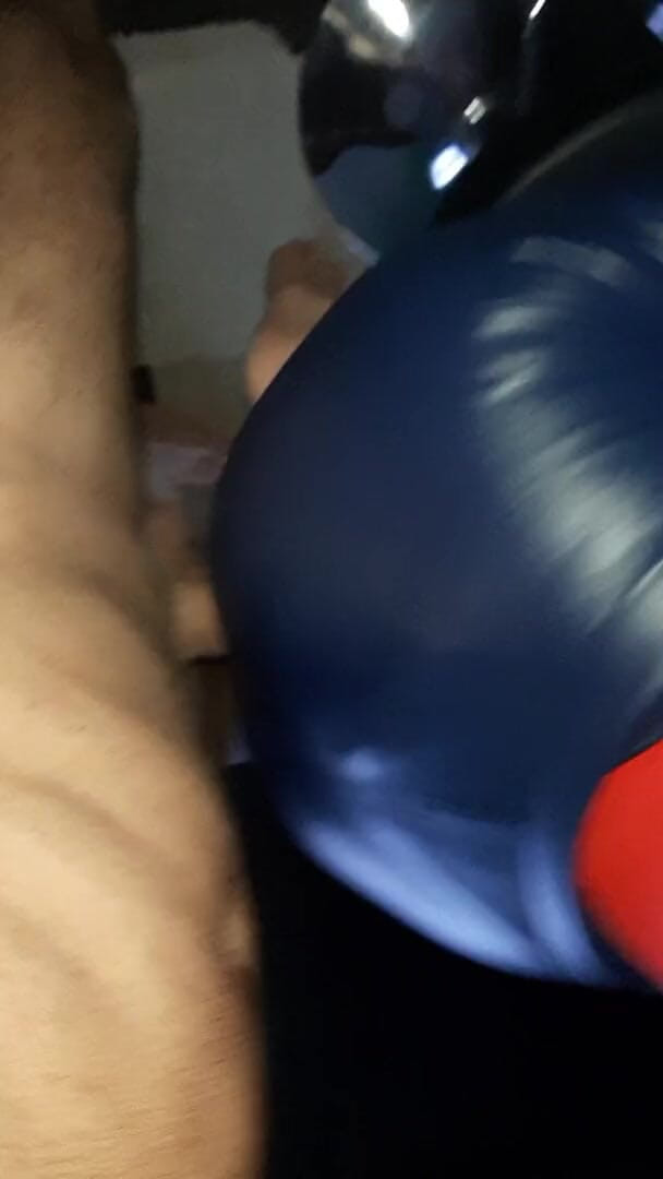 Shiny leather assfuck: 光沢のあるお尻は青いラテックスパンツで犯さ