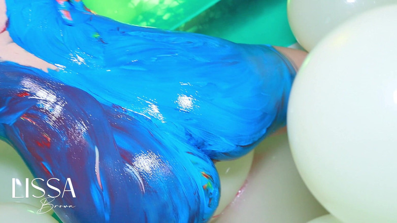 Lissa Brown: Cat tubuh yang berantakan dan basah