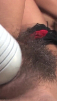 Gebonden brunette babe in ruige fetisj-gangbang met sperma in gezicht