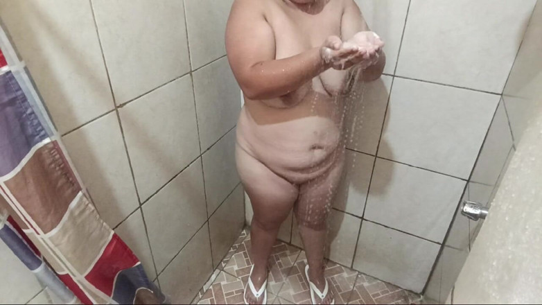 Stepmom_with_big_tits: Sexy dívka se sprchuje v motelu v koupelně a dotýká...