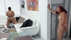 BiancaPalmas: Bony masturbiert, während sie ihre stiefschwestern beim ficken im wohnzimmer...