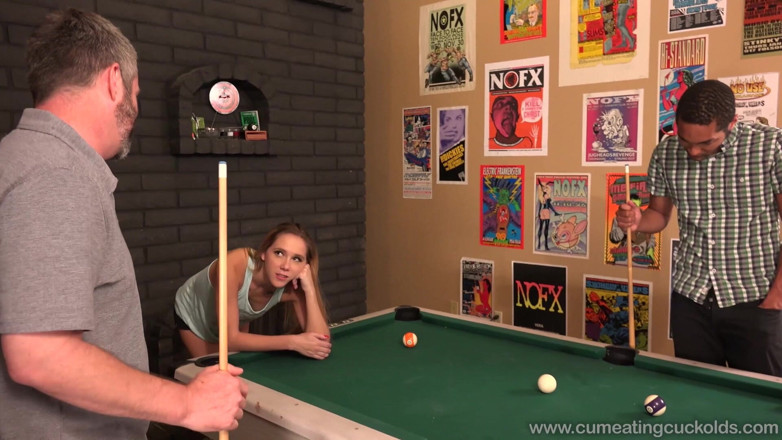 Cum Eating Cuckolds: Hollie Mack'in arkadaşı kazanamayacağına bahse giriyor