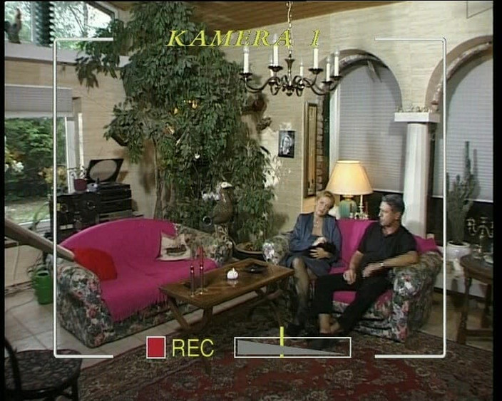 Hardcore German Club: このドイツのビッチたちは、フォーサムで激しくセックスされた