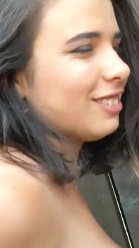 Utomhus bukkakefest med sexiga tonåringar Adreena Winters och Mira cuckold