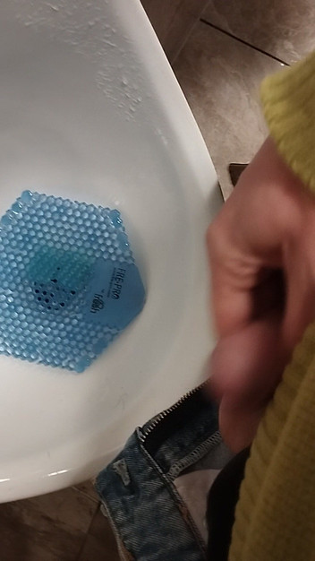 Bayer911: De la pisse dans les toilettes publiques