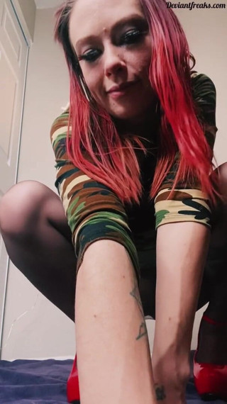 Deviant Freaks: Punčocháče fetiš - Červené podpatky