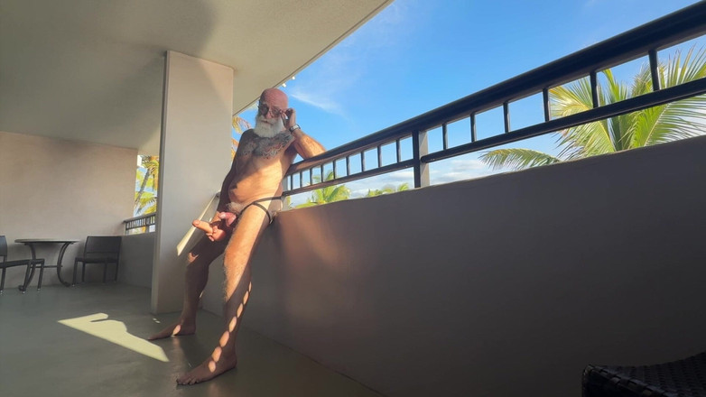 feedmedick: Kejutan di Balkoni