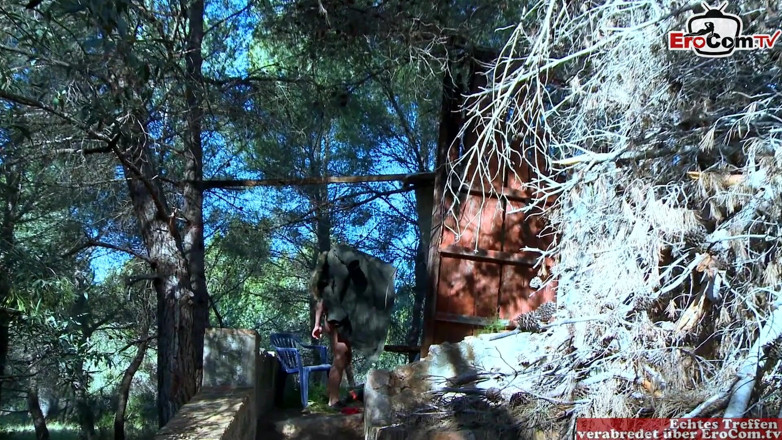 EroCom: Chica española en vestido rojo follando salvaje en el bosque