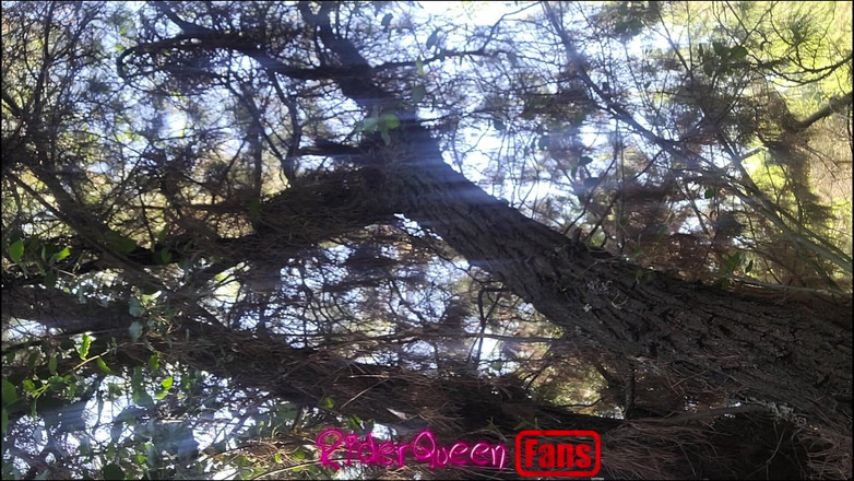 Riderqueen BBW Step Mom Latina Ebony: Riderqueen lagi sendirian di luar ruangan, video untuk penggemar