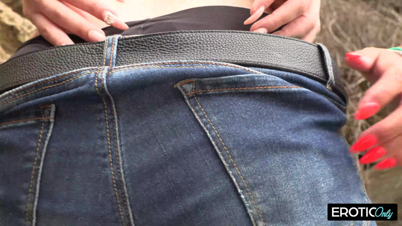 MILFFreaksX: Dua teman wanita menghisap batang kenalan percutian mereka