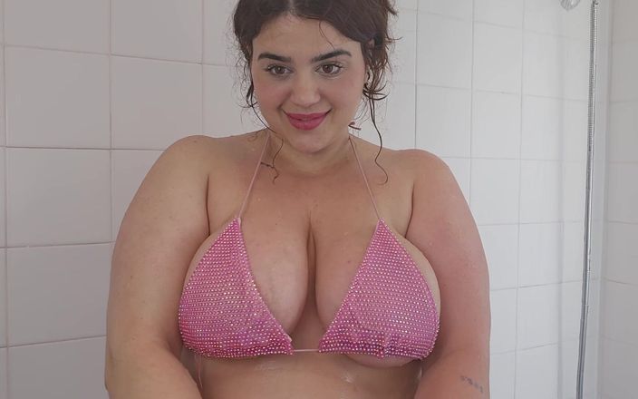 LuciaLatinaGomez: Cewek ini lagi asik mandi dan kencing sambil pakai bikini