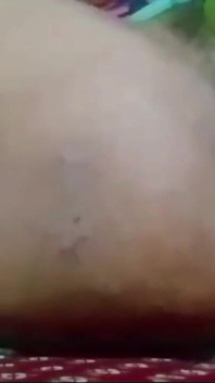 Desi indyjska dziewczyna zastosowana olej w jej cipce i wyjęty wody z jej cipki w gniewie