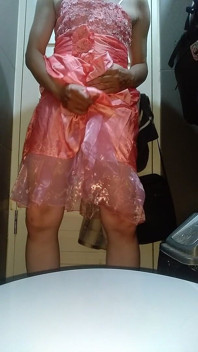 Travesti ve döl giyen kız saten partisi pembe mini elbise