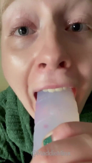 Maddie Minx productions: Zrzavá milfka plive a dáví se na obří robertek