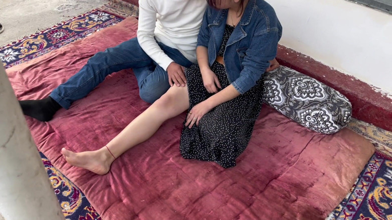 Roben: Dos amantes que vinieron cansadas del viaje descansaron con sexo