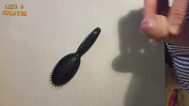 Like a sprayer: Handjob and cumshot on a haribrush