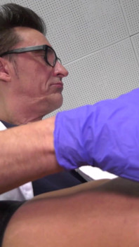 Frauenarzt Doktor Dildo Nimmt Am Liebsten Seinen Schwanz Zum Untersuchen