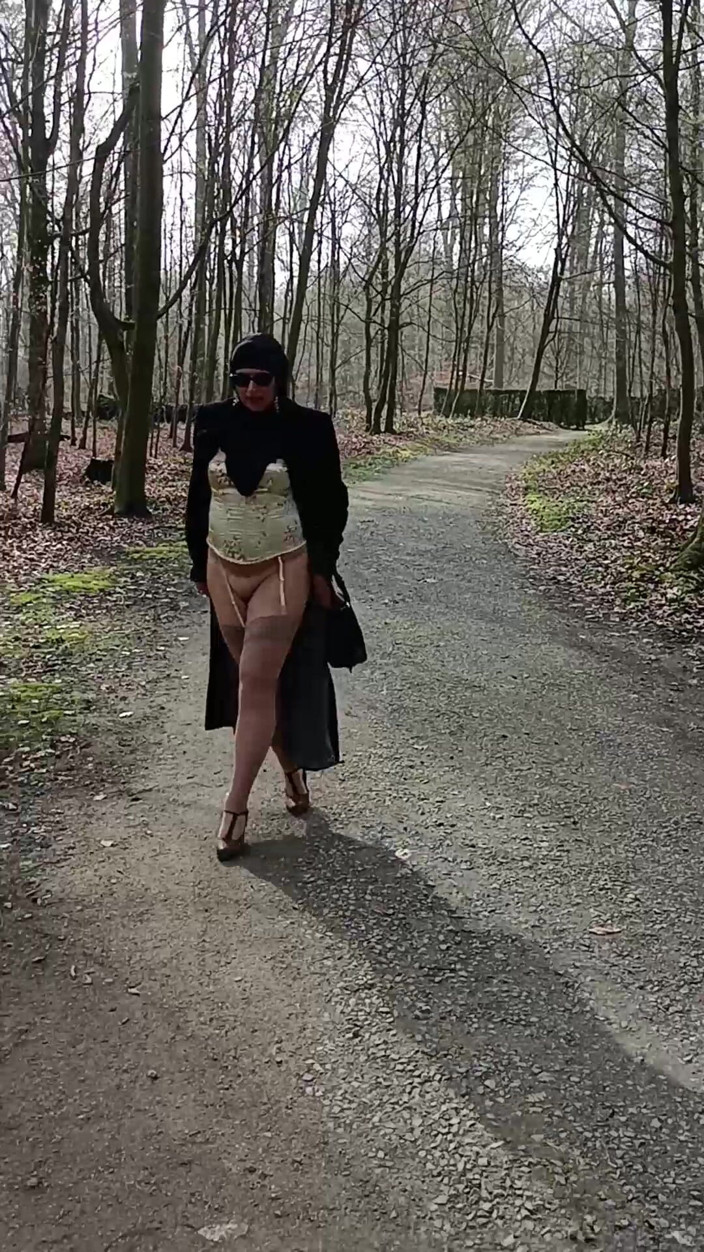 Mike Vonberg: 내 무슬림 여자친구가 공원에서 자신의 성기를 보여준다.