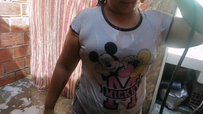 Adribella69: La cameriera lavora muovendo il suo culo grosso mentre la...