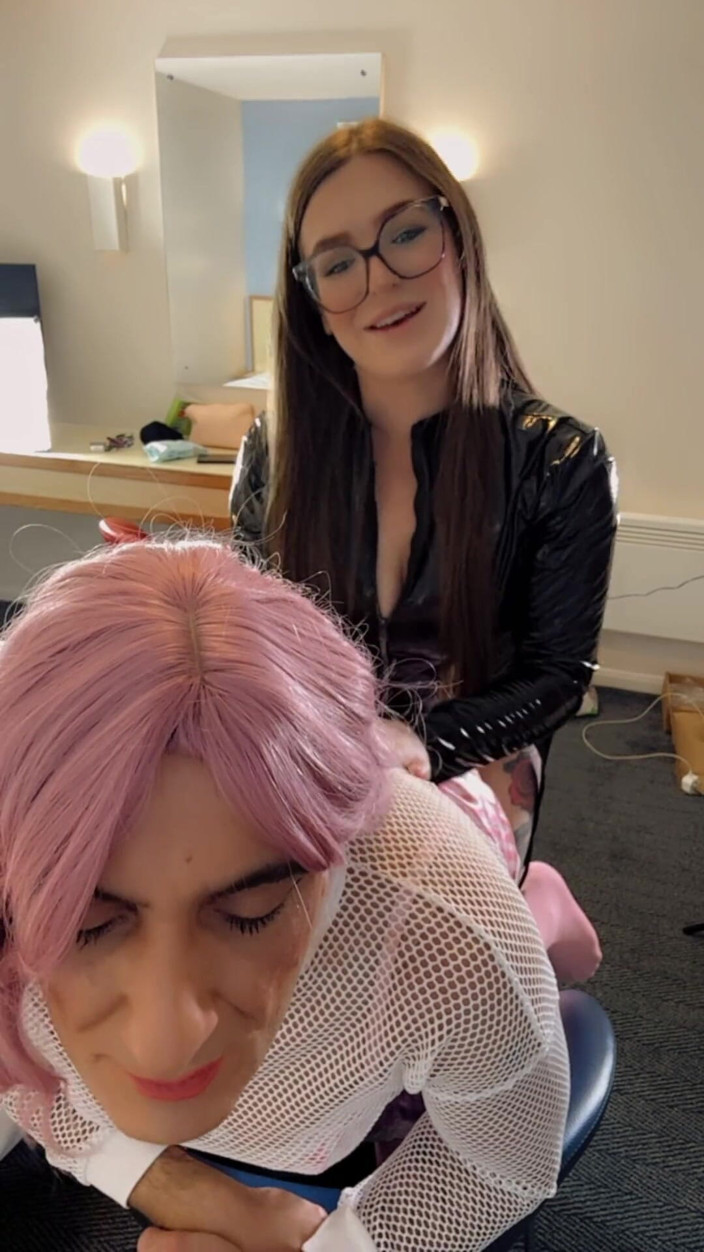 MistressKara04: Futai în cur cu vibratorul legat la hotel cu Sissy Sophie și...