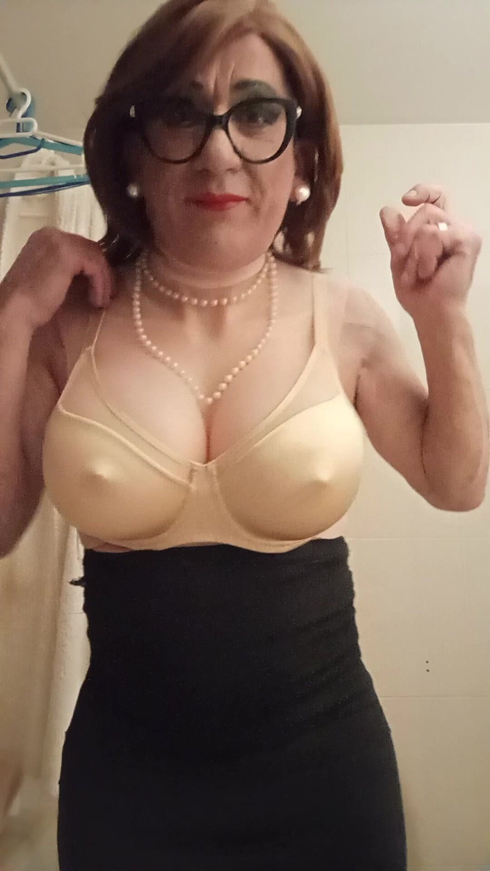 Yusti: Oblékání před zrcadlem