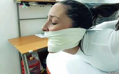Selfgags Latina Bondage: Elvira's strakste hogtie - mond gesnoerd, hulpeloos en vernederd