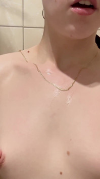 Sladká teenagerka si po sprše hraje s dokonalými tvrdými bradavkami
