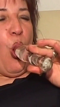成熟的黑发熟女被绑住，玩妇科玩具