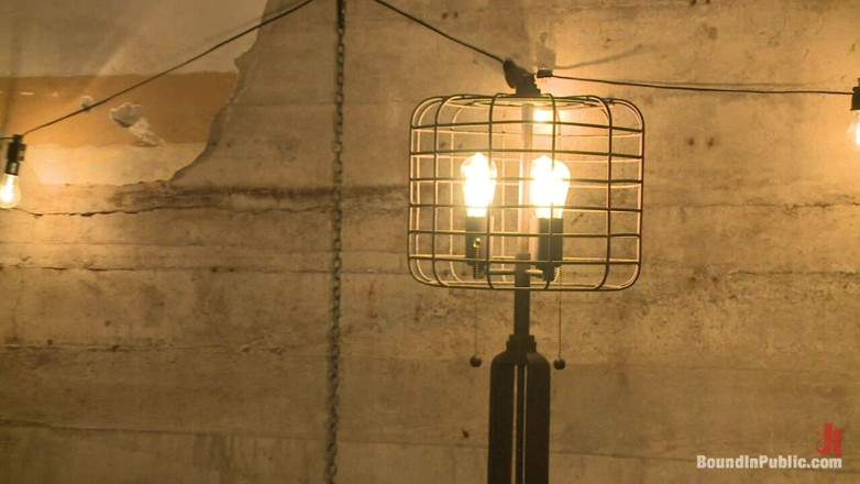 Bound in public: Curvă pasionată de spermă futută de petrecăreți și futută într-o orgie cu...