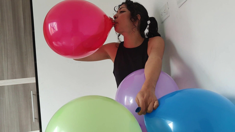 Cindy Luna Petite: Маленька латина лонер отримує барвистий масаж повітряної терапії
