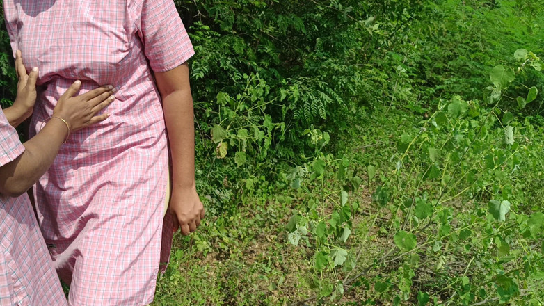 Wonder: Vysokoškolská studentka s uniformní lesbičkou venku