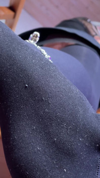 So che vuoi il mio piede di nylon leggermente sudato con un odore squisito cadrebbe lentamente sul tuo viso