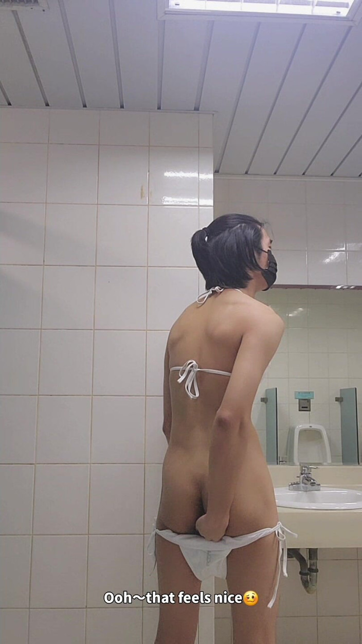 NotAFuta: वाइब्रेटर, बिकनी और प्रदर्शक