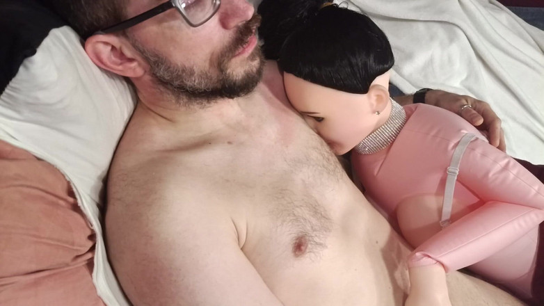 kickerscooter: Masturbation avec une poupée