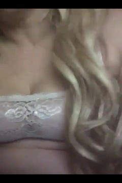 Loula Lou: Ich beruhige mich mit meinem hasen während einer webcam-session für...