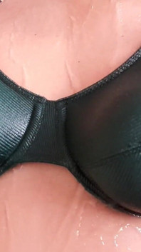 Tette bagnate che rimbalzano nel reggiseno vintage verde bagnato