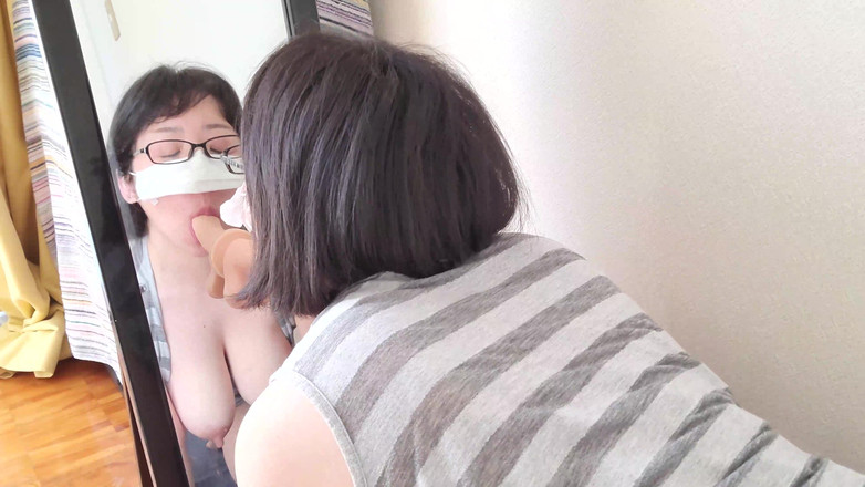 aika: Une femme mariée se masturbant devant un miroir de manière...