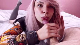 Probeer niet klaar te komen - deze 18-jarige tiener wil aan je pik trekken