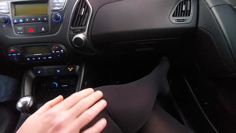 Step Mommy: Моя мачуха дражнить мене в машині своїми ногами в нейлоні