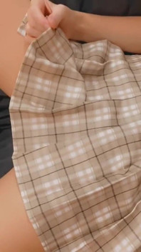 Jari dalam pepek kecil molek di bawah skirt