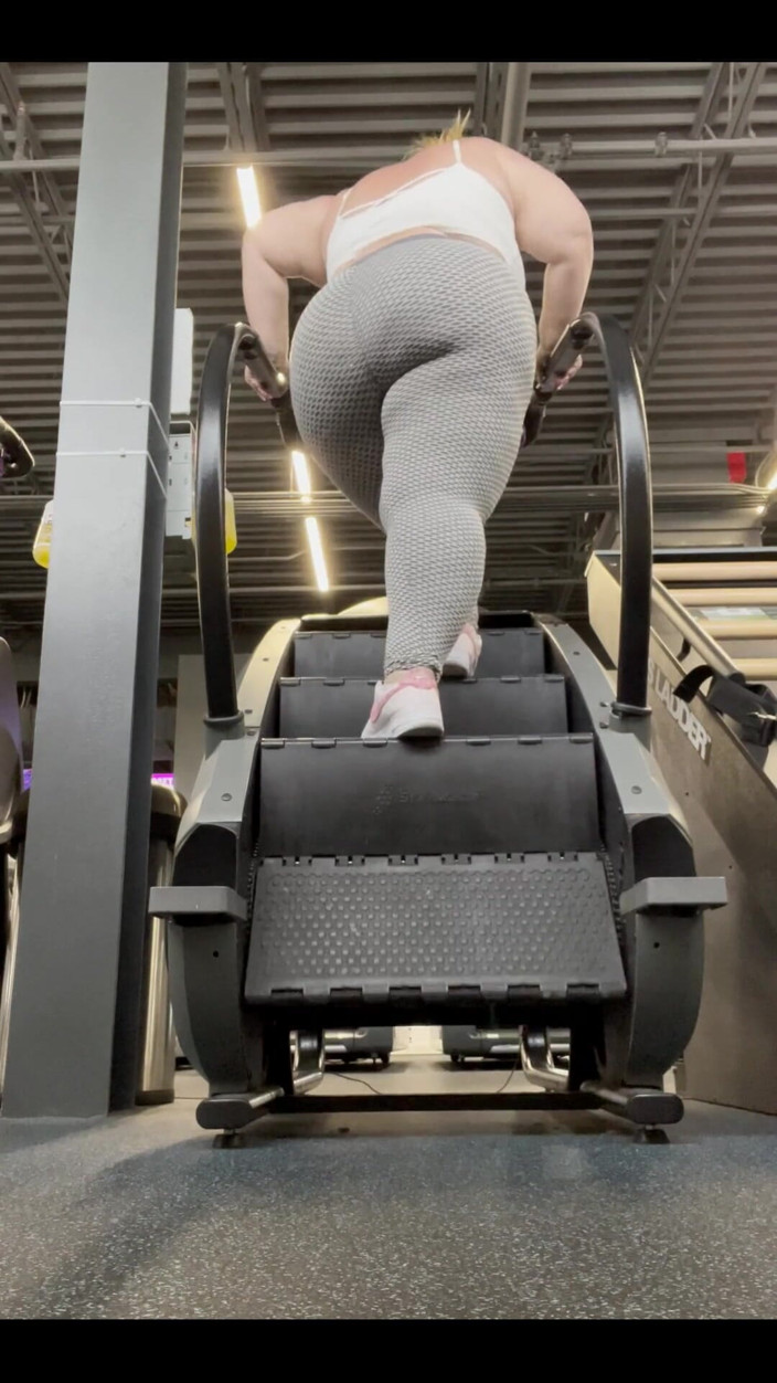 Miss Pink Plush: Zou je me willen helpen trainen in de sportschool of...