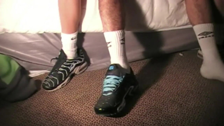 Sneaker gay: ホテルの部屋でスニーカーの提出