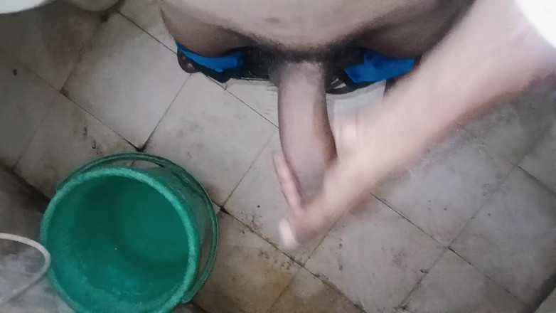 Xmama963: Badkamer naakte jongen mms in de badkamer