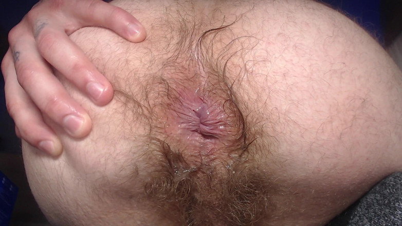 Hunky time: Alpha își arată curul, coaiele păroase și sperma.